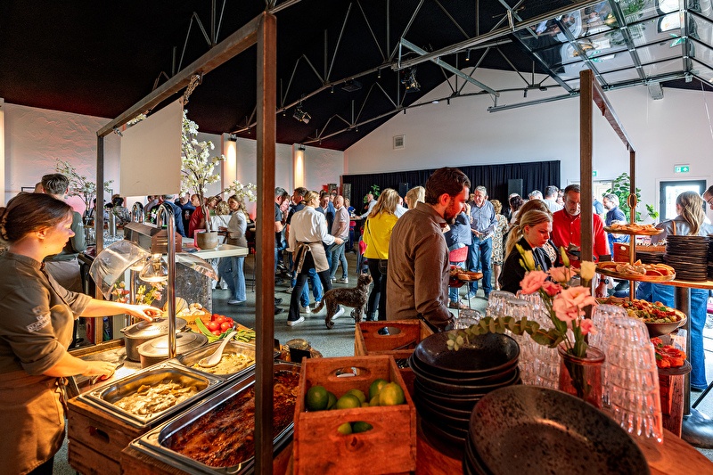 zaal voor mensen tijdens een netwerkborrel