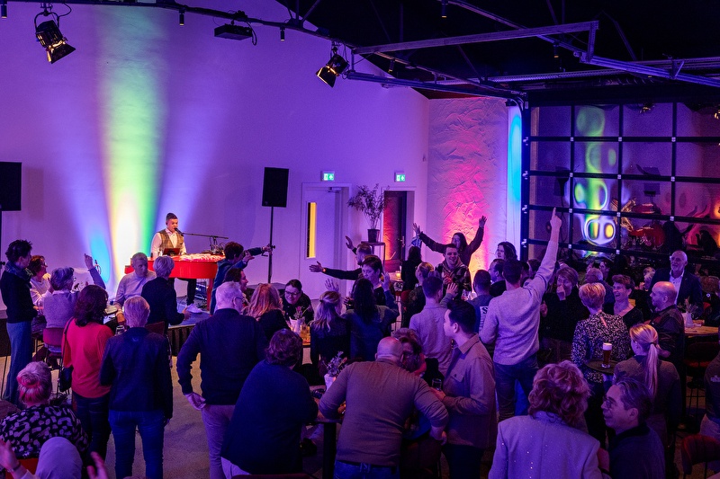 feestzaal Ruyg stoer en modern, met hoge plafonds, feestverlichting en dansvloer (tot ca. 200 personen)