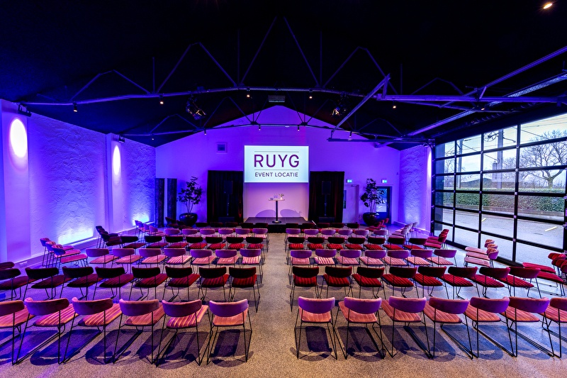 theateropstelling in zaal ruyg geschikt voor een congres van 200 personen