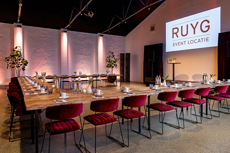 U opstelling met presentatie in zaal Ruyg